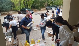 Die Bilder zeigen, mit welchem Engagement die ehrenamtlichen jungen Helferinnen und Helfer die Essenspakete vorbereiten.
